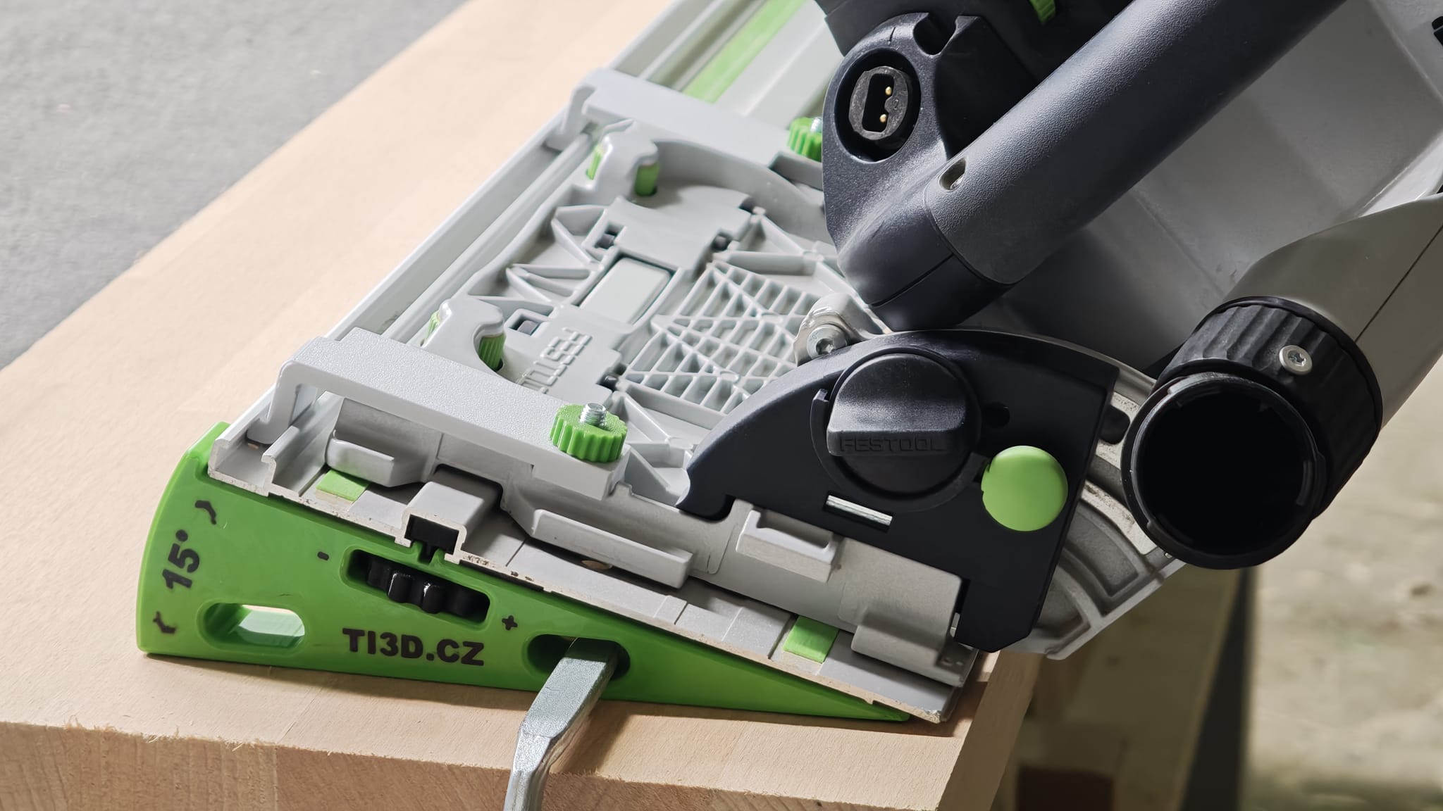 Pila na úhlovém klínu